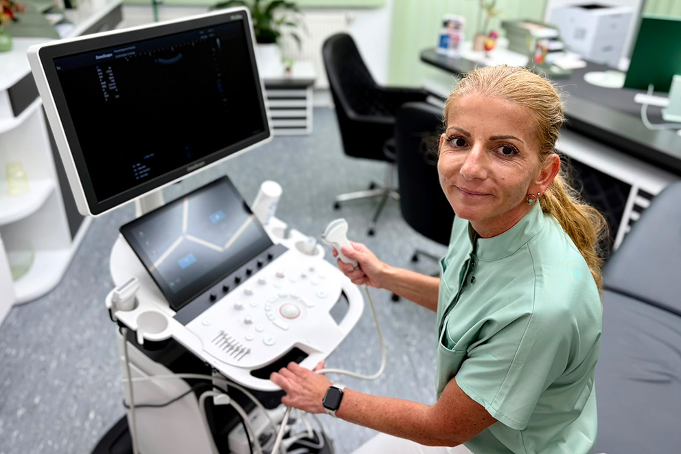 Hausärztin Claudia Paulick am Ultraschallgerät und in die Kamera schauend